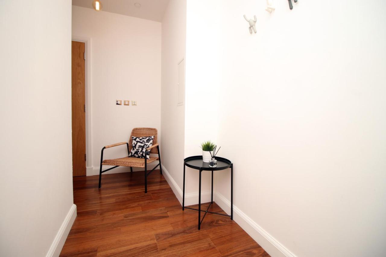 No 2 Under The Clock By Ssw - 2Br, Right In The City Centre, Sleeps 6 Cardiff Exterior photo
