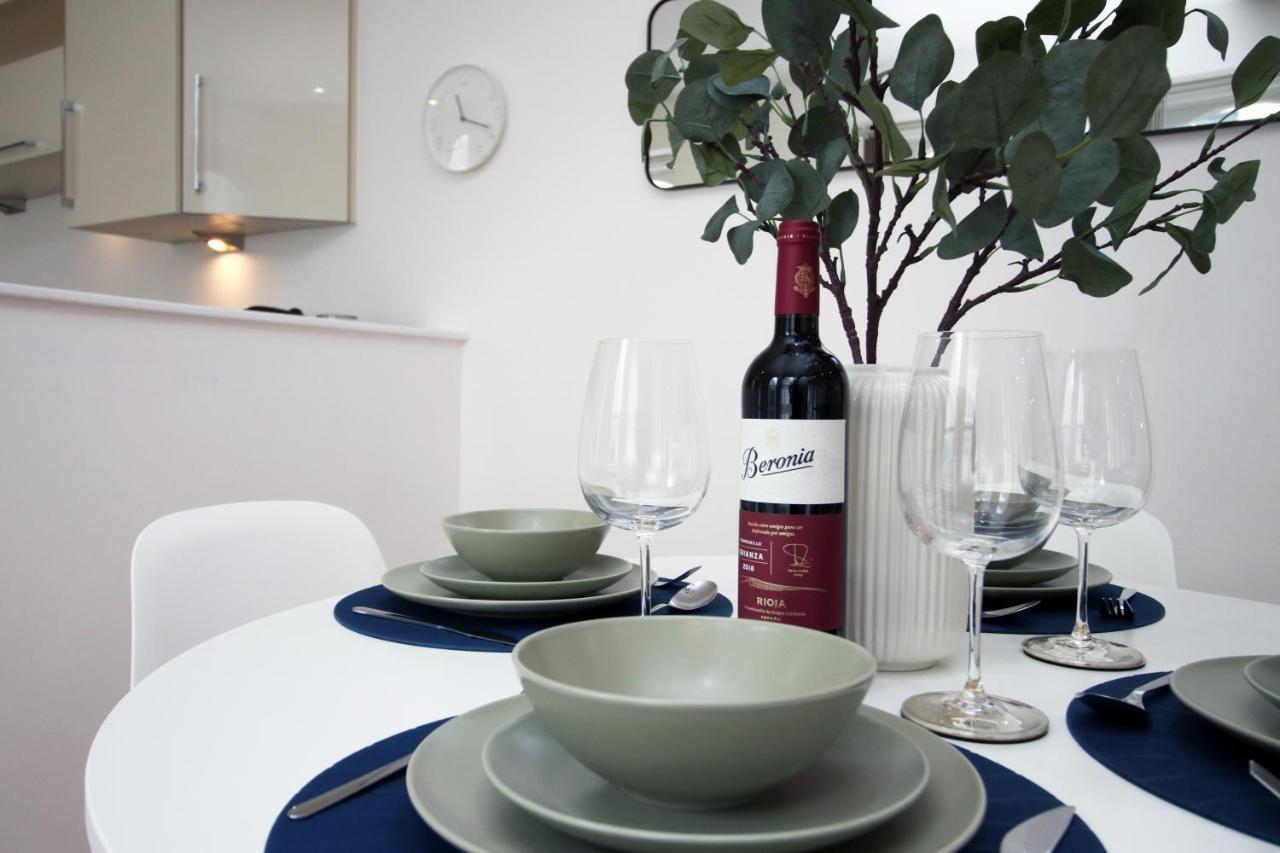 No 2 Under The Clock By Ssw - 2Br, Right In The City Centre, Sleeps 6 Cardiff Exterior photo