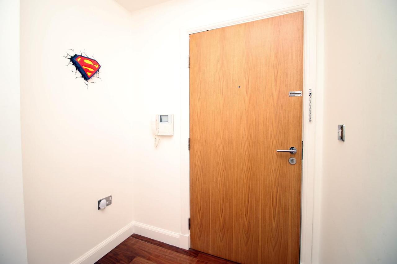 No 2 Under The Clock By Ssw - 2Br, Right In The City Centre, Sleeps 6 Cardiff Exterior photo